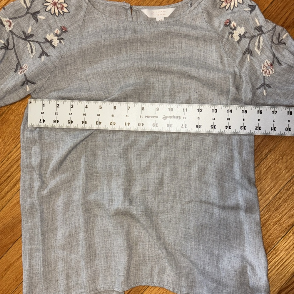 LAUREN CONRAD BELL SLEEVES W/ EMBROIDERED SHOULDERS SLIT BACK XS SM - Picture 6 of 10